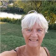 Französisch- und Italienischlehrerin unterrichtet Kinder aller Altersgruppen aller Niveaus.