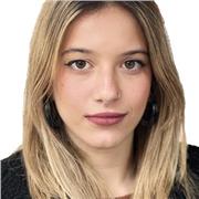 Estudiante de un grado en economía imparte clases para niños y niñas de primaria hasta la ESO