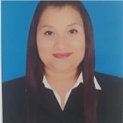 Niñera ayudando con las clases escolares