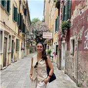 Ofrezco clases particulares tanto de inglés y/o francés como de asignaturas de primaria. Tengo experiencia.