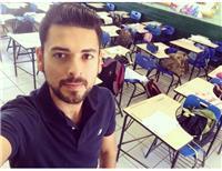 Profesor de primaria imparte clases y regularizacióna niños y adolescentes