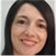 Profesora de nivel Primario imparte clases para alumnos de 1ro a 6to grado en el área de Lengua