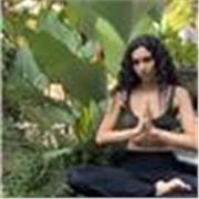 Insegnante di Yoga certificata 200 h offre lezioni personalizzabili per ogni livello di Hatha, Vinyasa e meditazione, disponibile sia online che a domicilio