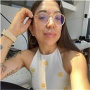 Profesora de diferentes materias, niños/as y adultos