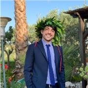 Laureato in chimica impartisce lezione a ragazzi di scuola elementare, media e superiore