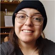 Profesora de guitarra da clases a niñas y niños