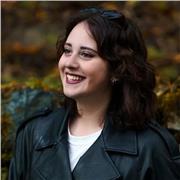 Laureata al conservatorio impartisce lezioni di solfeggio e teoria musicale