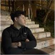 Profesor de informática que está en aprendizaje constante dirigido a estudiantes de primaria y ESO