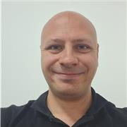 Profesor con Magíster y 10 años de trayectoria internacional