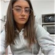 Profesora de lenguas da clase de refuerzo