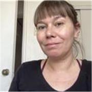Profesora de artes dicta clases para todos los niveles
