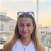 Profesora de francés imparte clases a niños de primaria y ESO