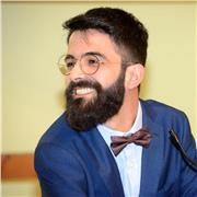 Docente di materie letterarie impartisce lezioni di italiano, latino e greco per studenti dalle superiori all’università