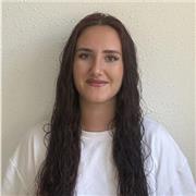 Profesora de apoyo que imparte clases a niños hasta cuarto de la ESO