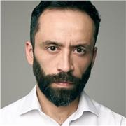 Licenciado en Artes Escénicas y Magister en Interpretación Audiovisual, soy actor y docente creativo con experiencia