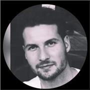 Deutschlehrer der insbesondere jungen Menschen die deutsche Sprache verständlich näher bringen möchte.