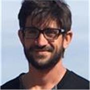 Insegnante di Economia Aziendale (Ragioneria) alle superiori, laureato in economia presso la facoltà di Modena, 40 anni,