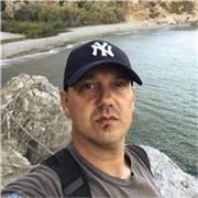 Ciao, se vuoi capire le basi della fotografia e soprattutto capire insieme a me cosa fa di una fotografia una bella fotografia, io ci sono. Insegno online e vivo a Verona. Ho molte foto pubblicate su National Geographic. Guarda il mio sito, se ti piaccion