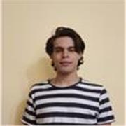 Studente universitario supporta studenti con i compiti delle vacanze d'inglese