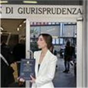 Laureata in giurisprudenza, praticante avvocato, è pronta a creare uno spazio di condivisione ed ascolto per te
