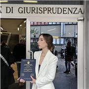 Laureata in giurisprudenza, praticante avvocato, è pronta a creare uno spazio di condivisione ed ascolto per te