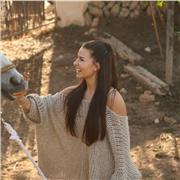 Freundliche Schülerin möchte deinem Kind in schwierigen Zeiten helfen und in guten Zeiten unterstützen - zu 100% verständnisvoll