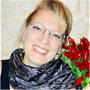 Laureata in filosofia, correttrice testi per casa editrice