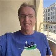 Profesor de inglés imparte clases a alumnos de todas las edades