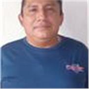 Profesor imparte clases a alumnos de secundaria