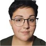 Profesora de repaso y ayuda a alumnado de Educación Primaria