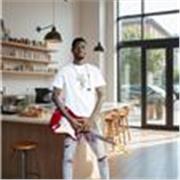 Professeur bilingue (anglais et français) très expérimenté, avec un diplôme ès lettres au département d'anglais.