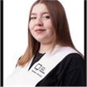 chica joven con muchas ganas de enseñar inglés 