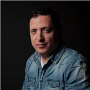 Profesor creativo que transforma técnica en arte visual