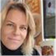 De double nationalité franco-britannique et titulaire du Certificate in English Language Teaching to Adults (CELTA) of Cambridge. Travaillant dans l’enseignement ans, aussi bien en entreprise qu’en soutien scolaire (école pour des enfants à part