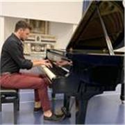 Insegnante di pianoforte per bambini e ragazzi alle prime armi