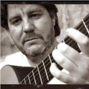 Profesor de guitarra, solfeo, armonía y flamenco, da clases a personas de cualquier edad