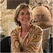 Laureata in lettere impartisce lezioni di letteratura italiana e storia