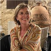 Laureata in lettere impartisce lezioni di letteratura italiana e storia