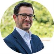 Giurista e formatore impartisce lezioni di diritto a studenti delle superiori e/o adulti