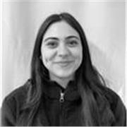 Me defino responsable, resolutiva, alegre, con paciencia y risueña.