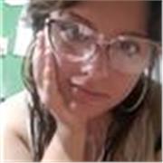 Profesora de apoyo escolar imparte clases a niños de todas las edades