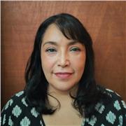 Profesora de biologia que imparte clases a niños, adolescentes y adultos