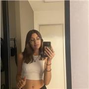 Étudiante universitaire donnant des cours de français