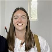 Estudiante avanzada de medicina, cursando las prácticas finales, con experiencia como ayudante alumna. Metodología de clase person