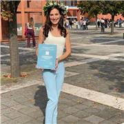 Laureata in marketing, comunicazione aziendale, mercati globali. Attualmente studio economia del turismo. Liceo linguistico