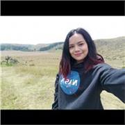 Profesora de biología imparte clases a niños de todas las edades