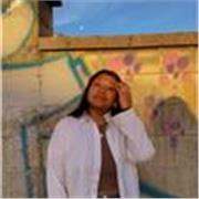 Estudiante para ayudar a niños