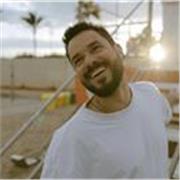 Aprende guitarra, ritmos brasileños y latinos, expresión musical auténtica.

