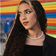 profesora de inglés, dirigida al público de niños de primaria