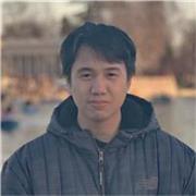 Profesor de español que imparte clases a jóvenes y mayores extranjeros procedentes de Asia Central y sudeste